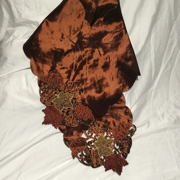 Beautiful Autumnal Table Runner 70in (178 cm) - Picture 4 of 9
